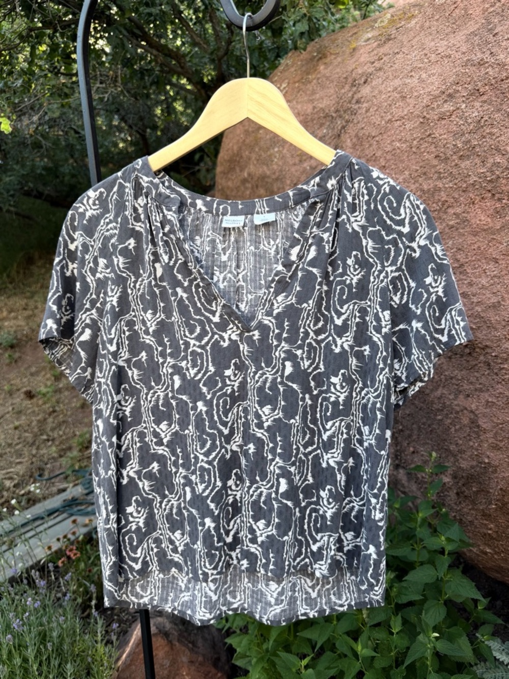 Melrose & Market Women’s Grey and Cream Patterned V-Neck Short Sleeve Top Sz S